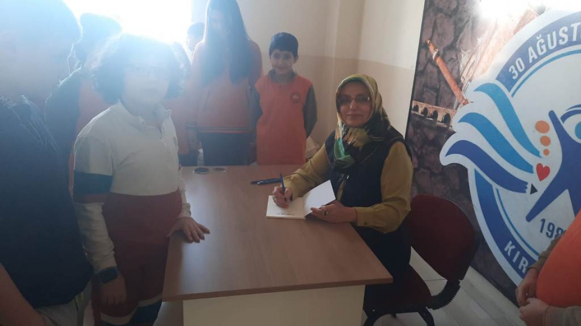 Yazar  Zeynep Nur Küçük ile okulda söyleşi ve imza günü