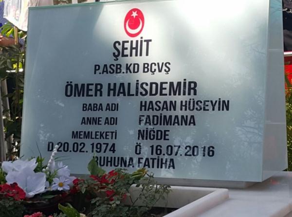 Şehit Astsubay Ömer Halisdemir´in Kabrindeydik.